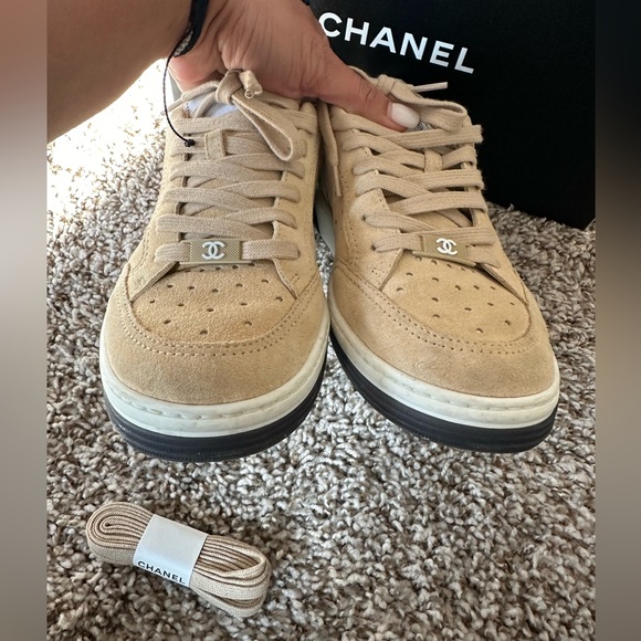 Authentic Chanel Sneakers in Suede Calfskin Beige - Picture 6 of 11